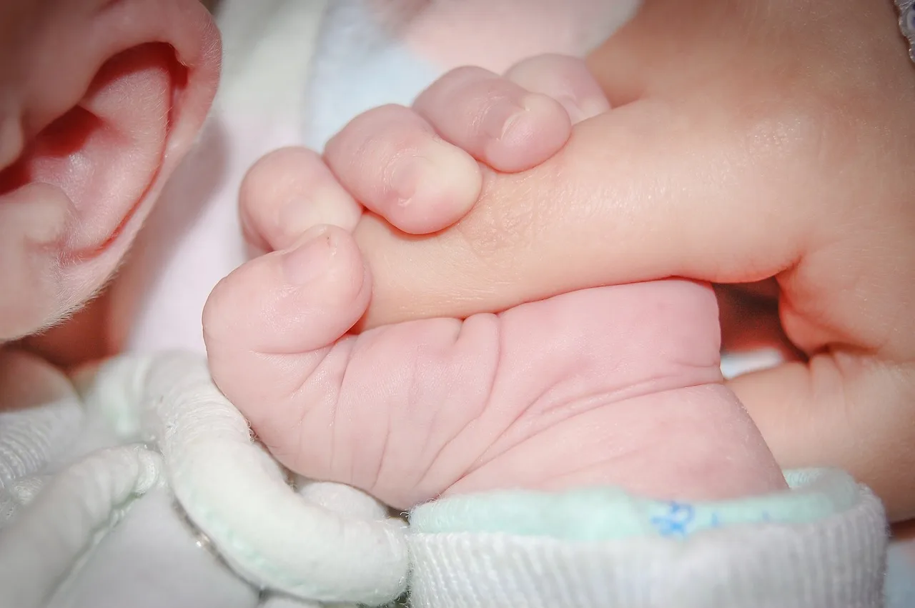 Кой е шефът? Как бебетата манипулират родителите си още от първия ден